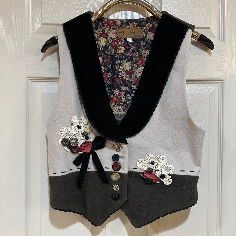 Lucia Lukken Broomskirts Wool Vest Gray Floral Lace Button Embellished Small